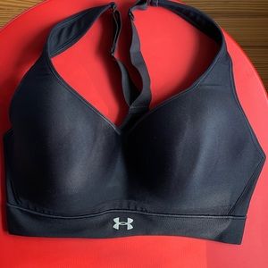Black sport bra,brand Under Armour, perfect to sustain well in high impact sport